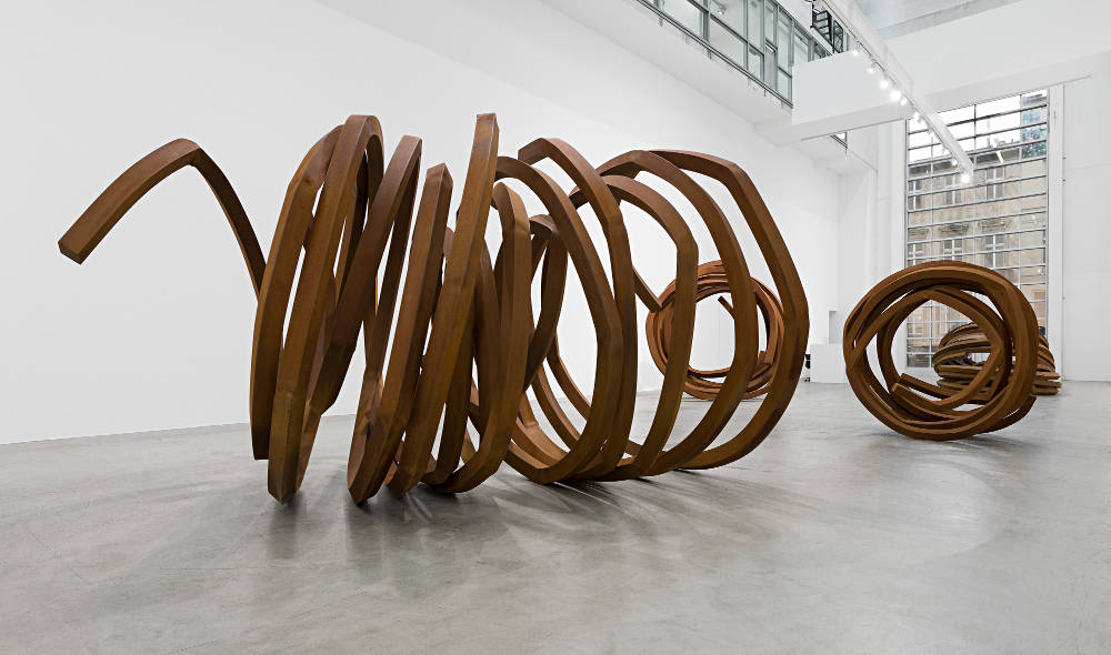 The imposing steel installations of the artist Bernar Venet on the