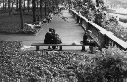 Roy DeCarava, Couple and lady, Bryant Park, 1963