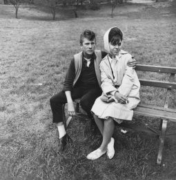 Diane Arbus, Seated young couple on a park bench, N.Y.C. 1962, 1962 / printed by Diane Arbus between 1962 and 1964