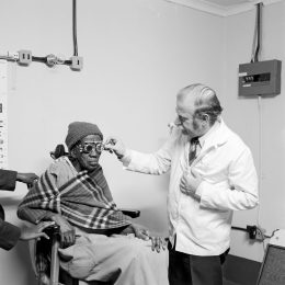 David Goldblatt, Eyesight testing at the Vosloosrus Eye Clinic of the Boksburg Lions Club (2_28640), 1980