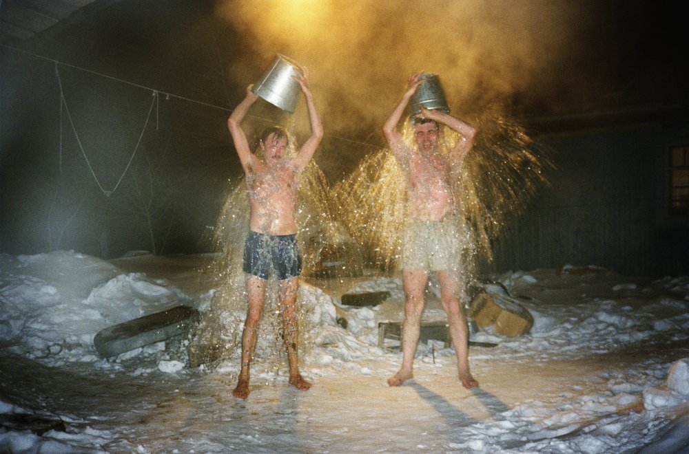 Bertien van Manen, A hundred summers, a hundred winters: Siberia Pjotr + Michael Bathing, 1991 / 1993