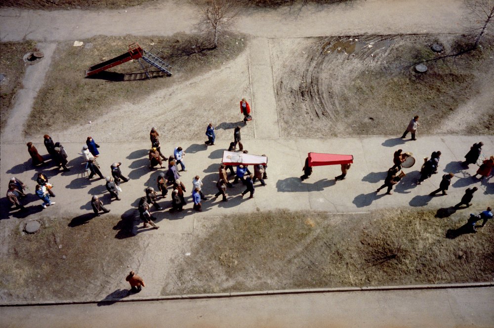 Bertien van Manen, A hundred summers, a hundred winters: Nuvokuznetsk Funeral, 1991 / 1993