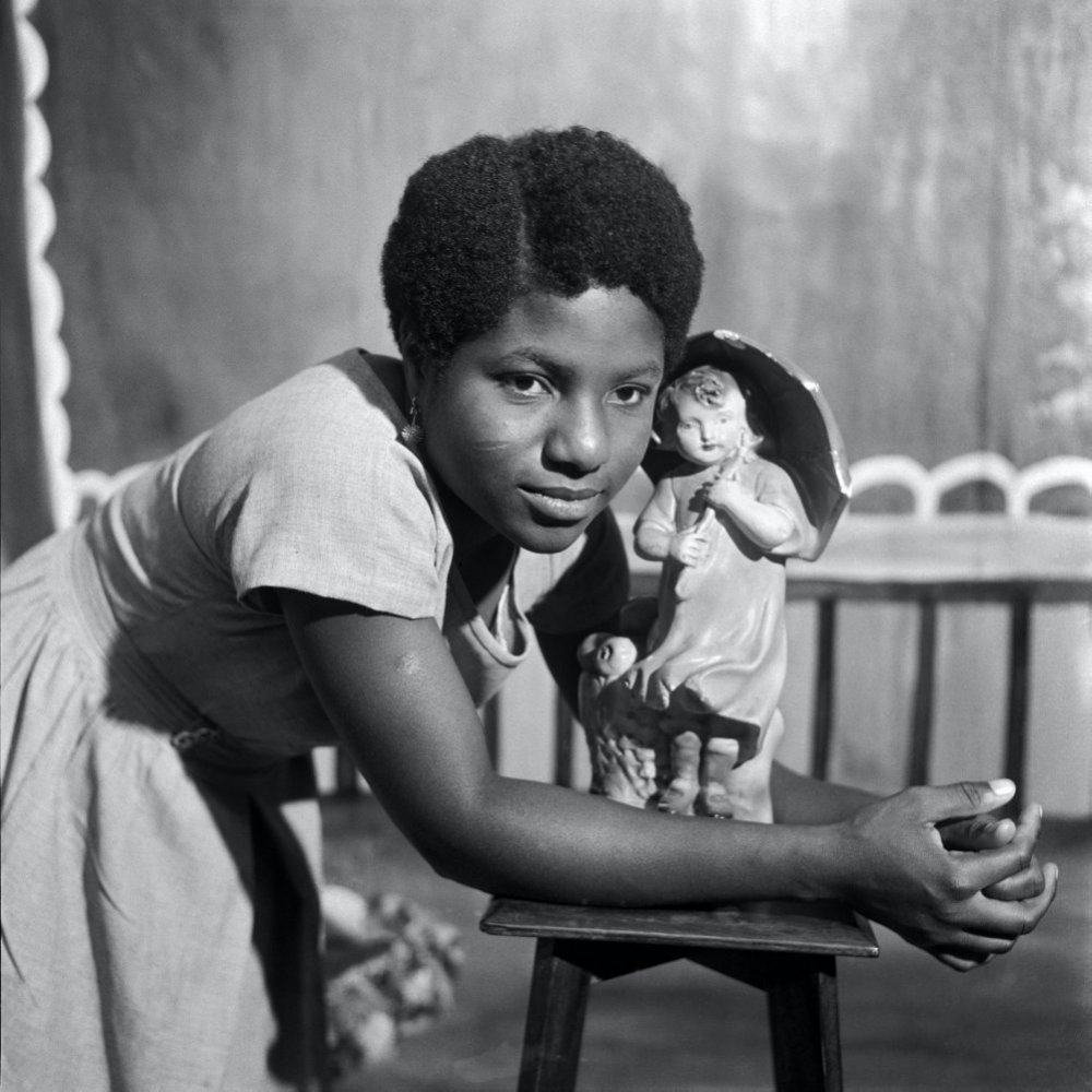 James Barnor, Beatrice with trademark figurine, Ever Young Studio, Accra, c. 1953