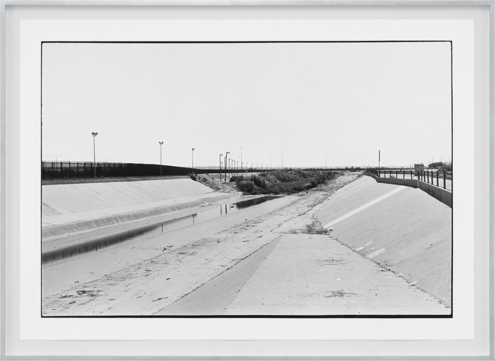 Zoe Leonard, Standing on the levee, Ciudad Juárez, 2018/2022