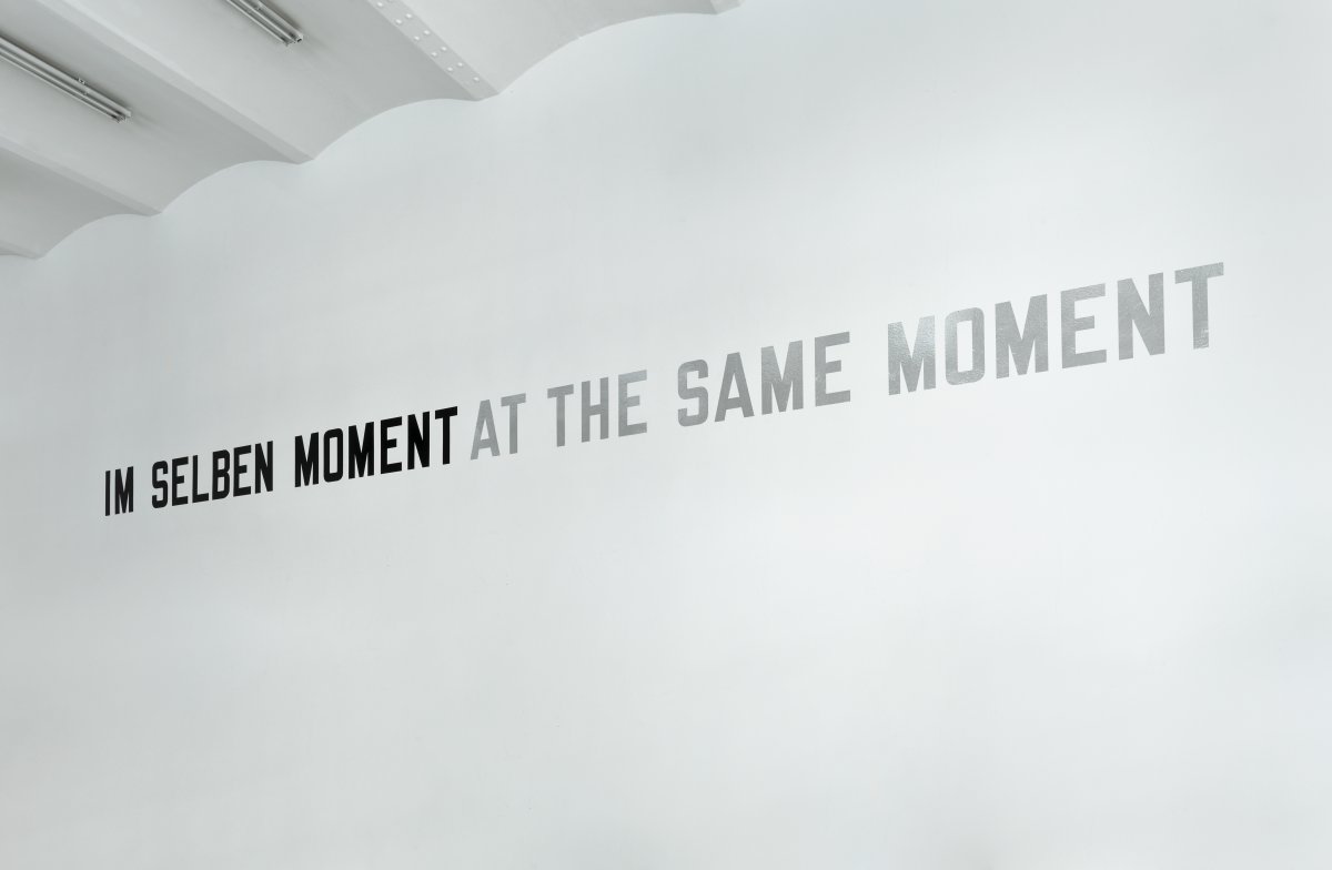 Lawrence Weiner, IM SELBEN MOMENT/ AT THE SAME MOMENT, 2000