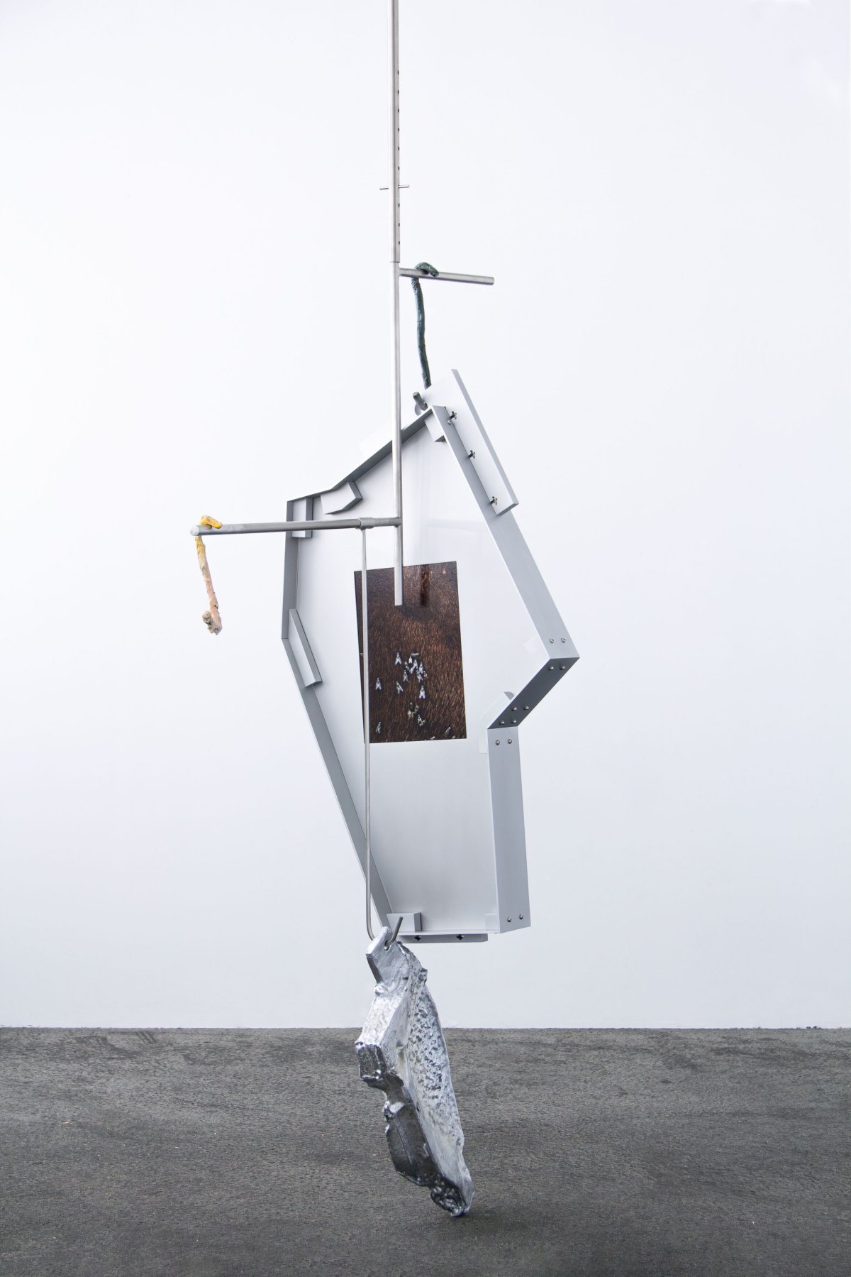 Nairy Baghramian, S'accrochant (bai foncé), 2024