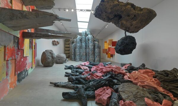 Phyllida Barlow. unscripted @Hauser & Wirth Somerset, Bruton  - GalleriesNow.net 