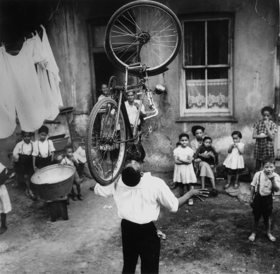 Jürgen Schadeberg, Bicycle Balance, Sophiatown, 1955