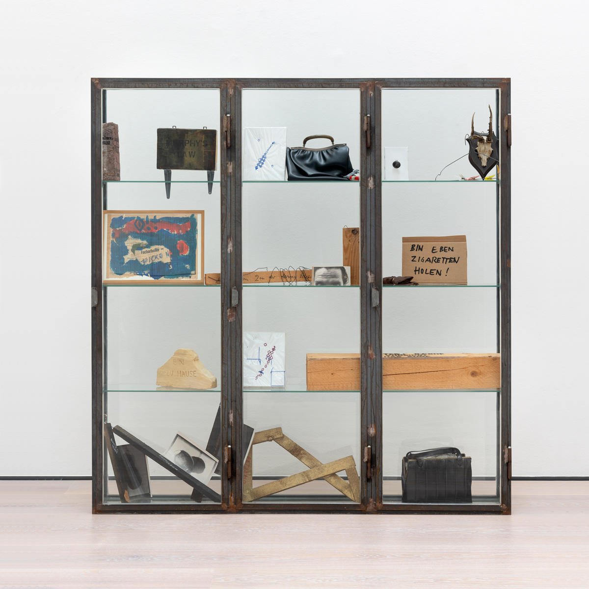 Georg Herold, Vitrine, 1988